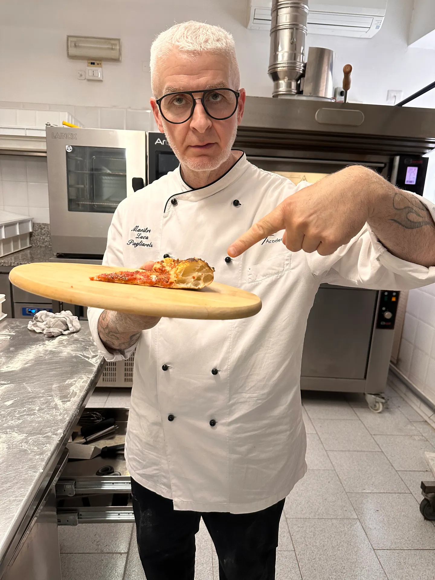 Luca Pagliarola al lavoro nel laboratorio