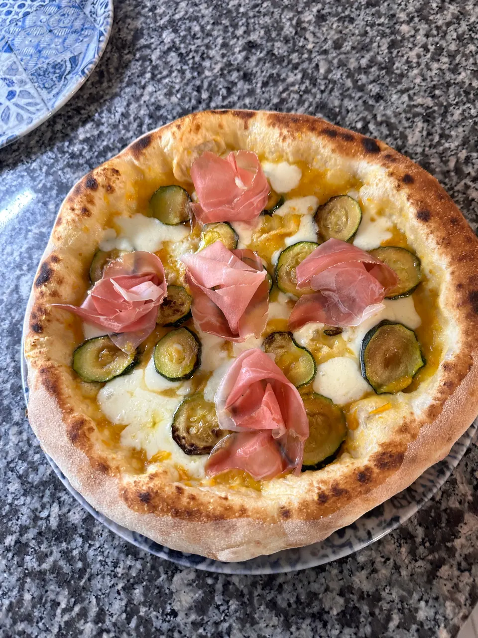 Pizza farcita sul banco di lavoro